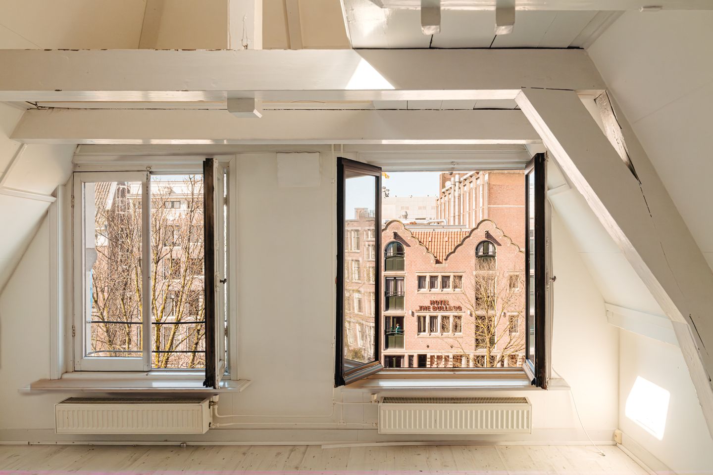 Foto 35 van Oudezijds Voorburgwal 151