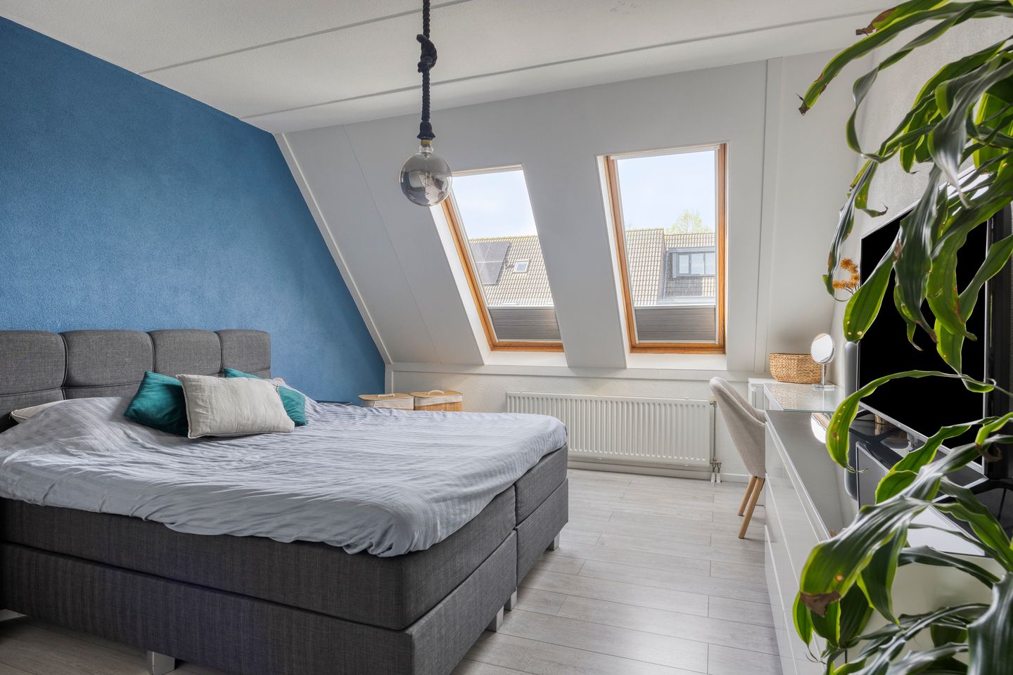 Comfortable Family Home with Four Bedrooms and Private Parking in Popular Het Ven Neighborhood — 14