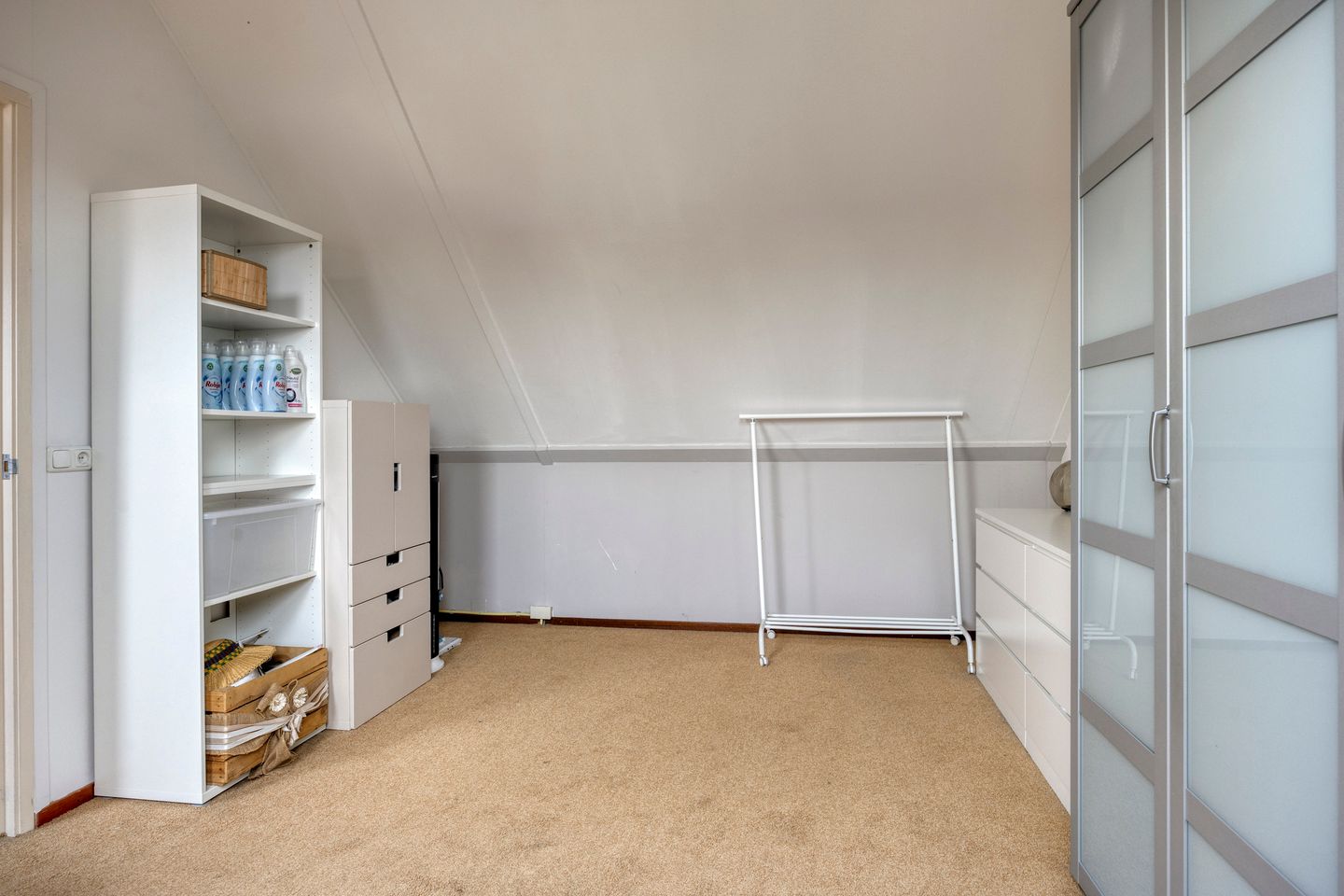 Comfortable Family Home with Four Bedrooms and Private Parking in Popular Het Ven Neighborhood — 25