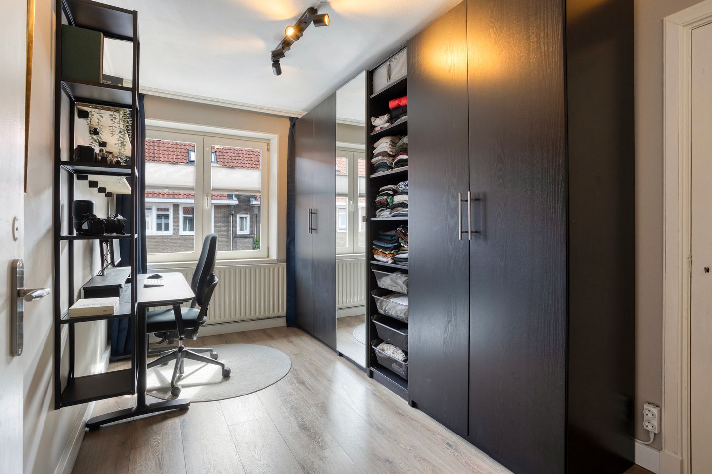 Charming renovated terraced home with sunny garden and modern amenities — 20
