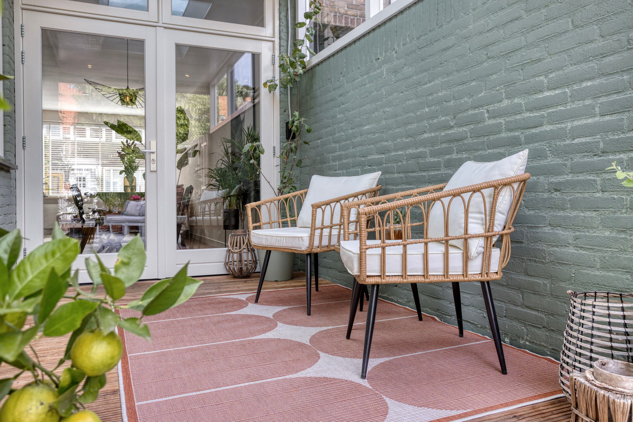 Charming renovated terraced home with sunny garden and modern amenities — 33