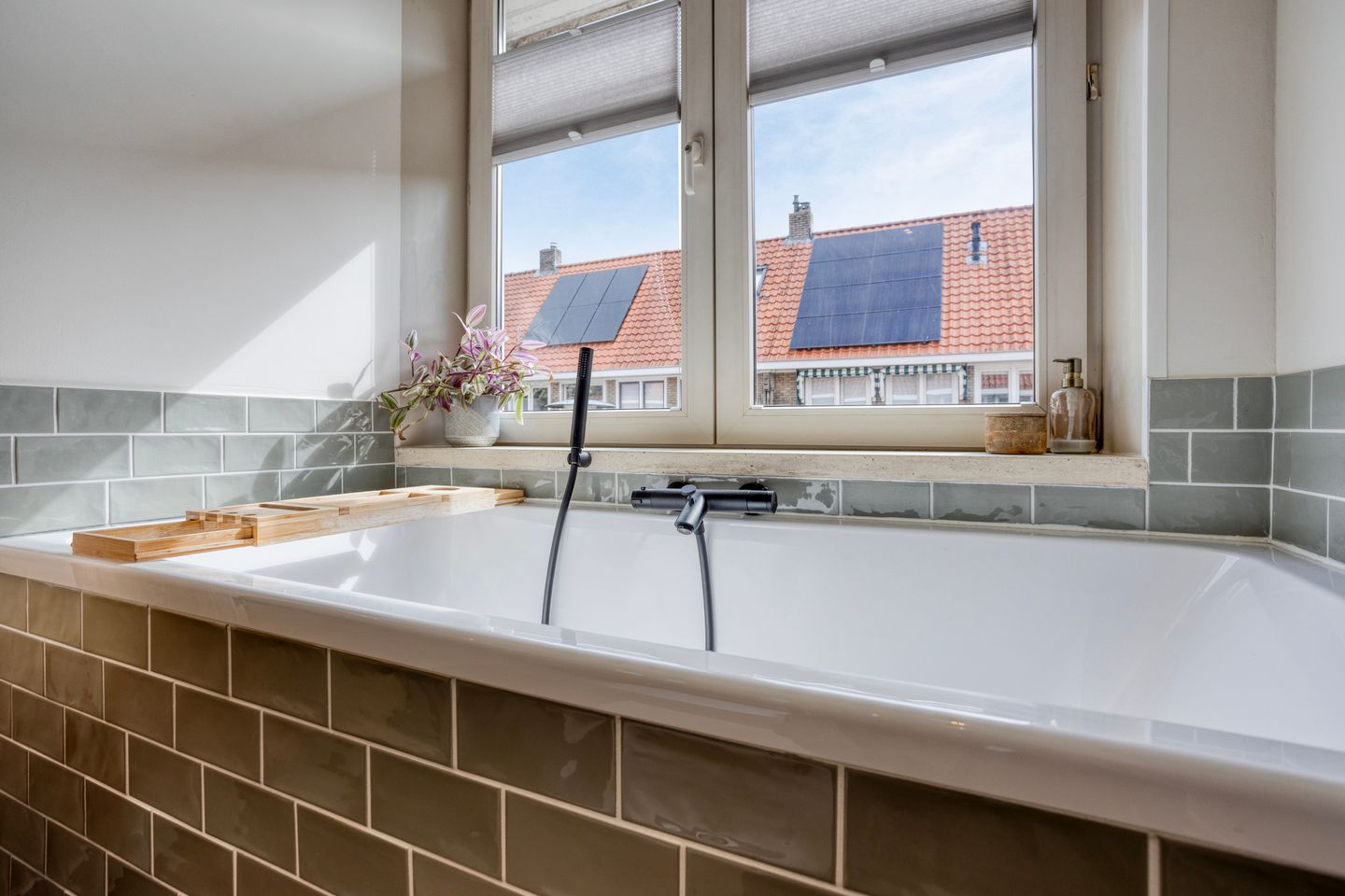 Charming renovated terraced home with sunny garden and modern amenities — 19