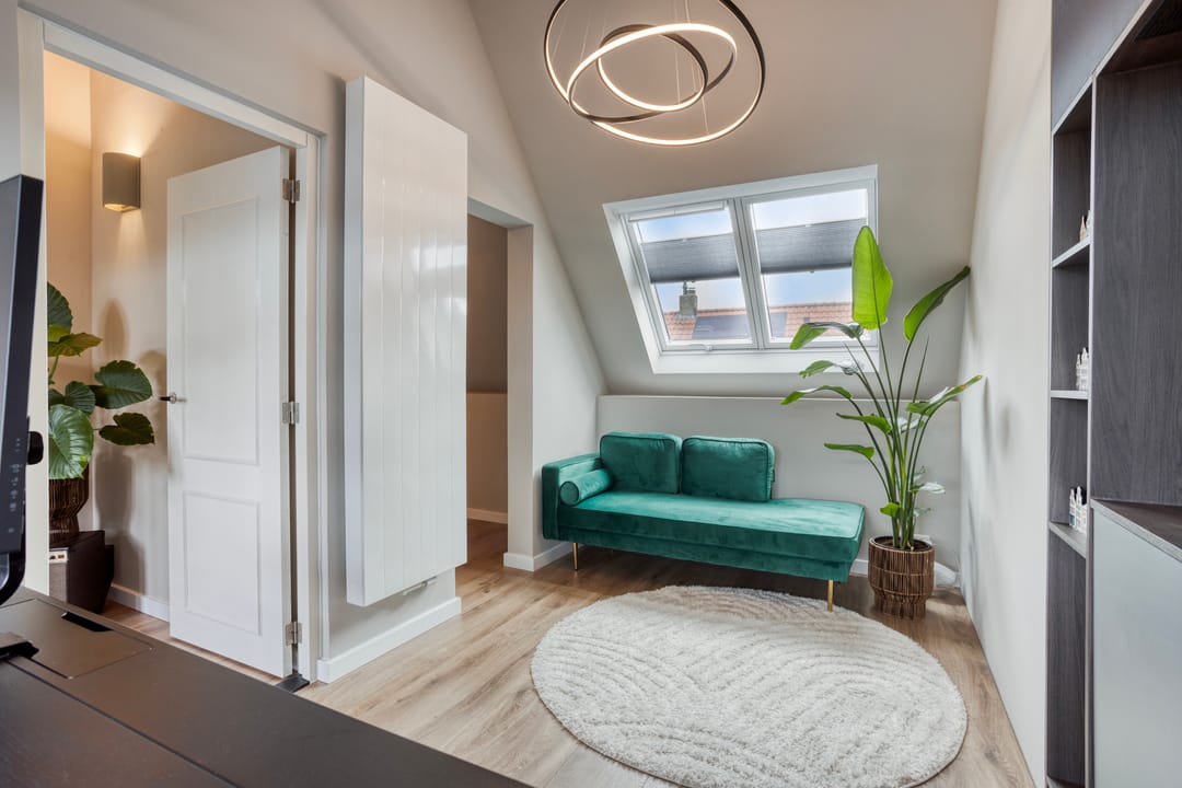 Charming renovated terraced home with sunny garden and modern amenities — 23