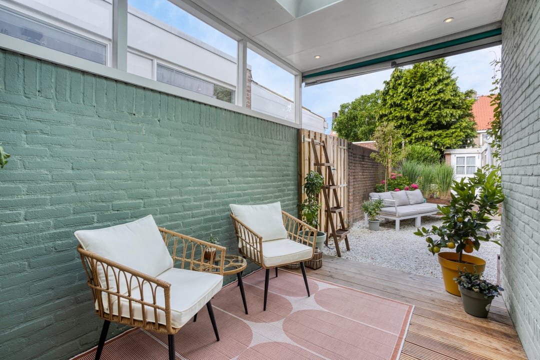 Charming renovated terraced home with sunny garden and modern amenities — 26