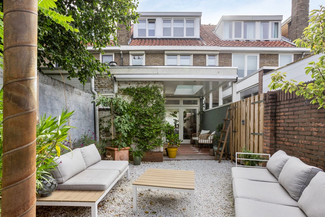 Charming renovated terraced home with sunny garden and modern amenities — 32