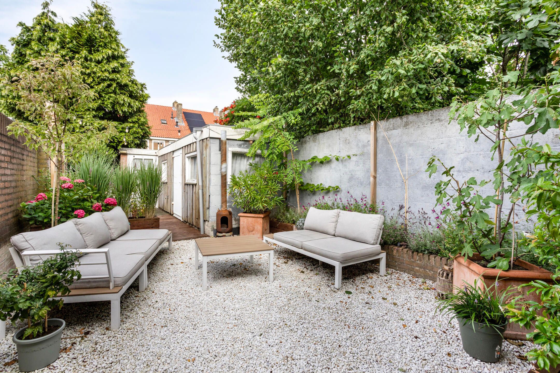 Charming renovated terraced home with sunny garden and modern amenities — 27