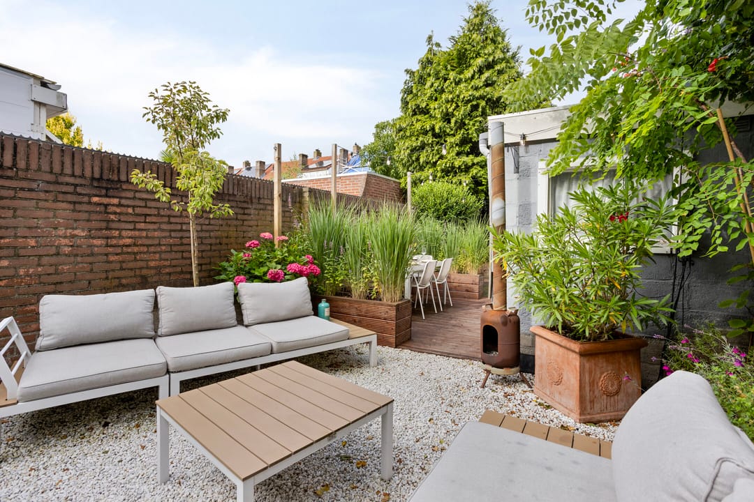 Charming renovated terraced home with sunny garden and modern amenities — 28