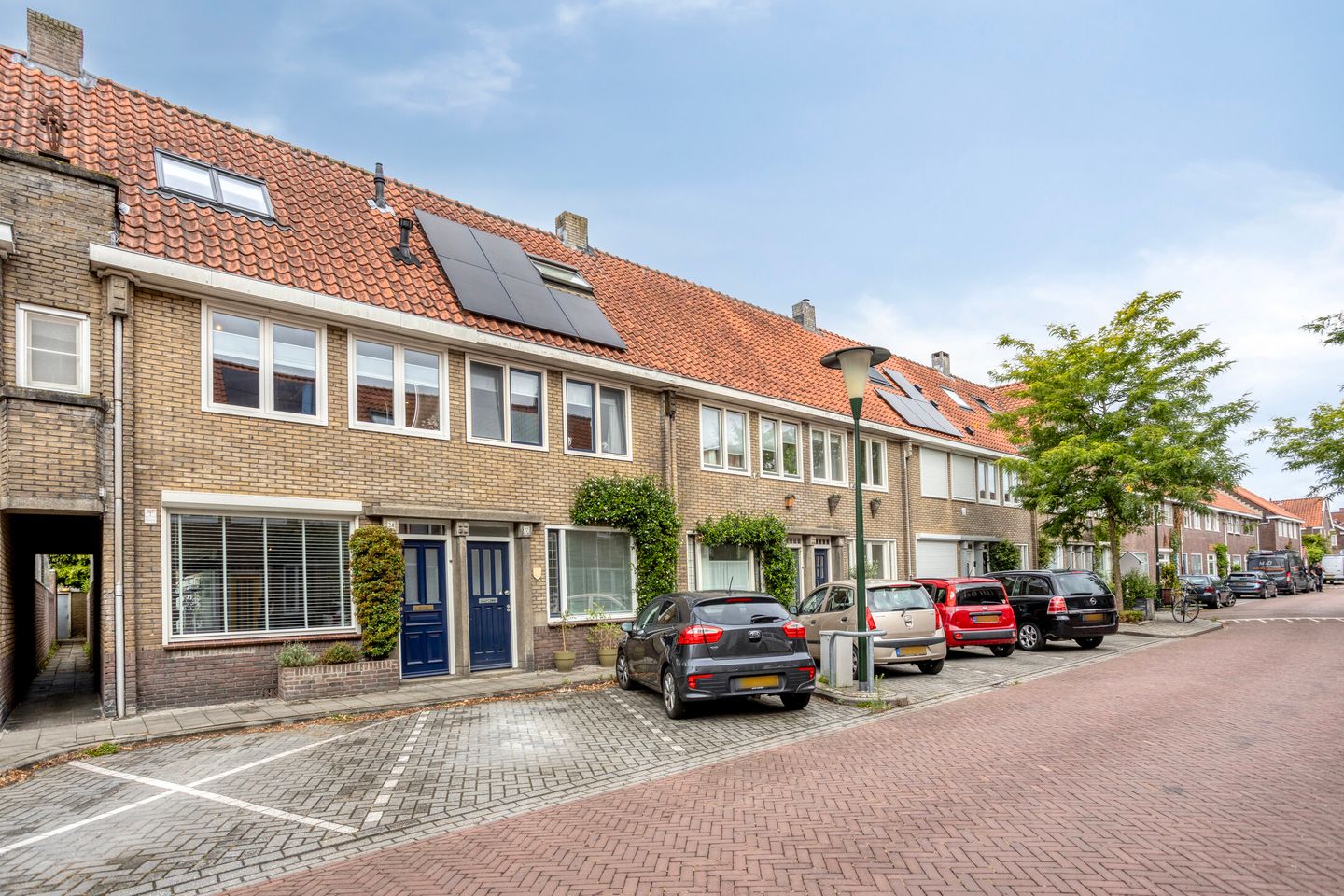 Charming renovated terraced home with sunny garden and modern amenities — 35