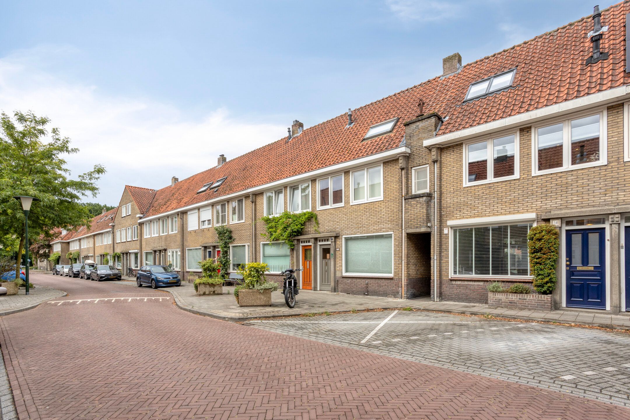 Charming renovated terraced home with sunny garden and modern amenities — 36