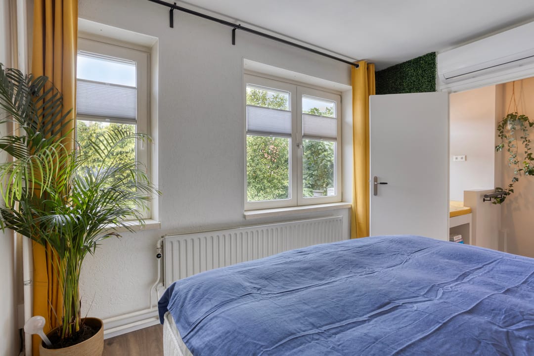 Charming renovated terraced home with sunny garden and modern amenities — 16