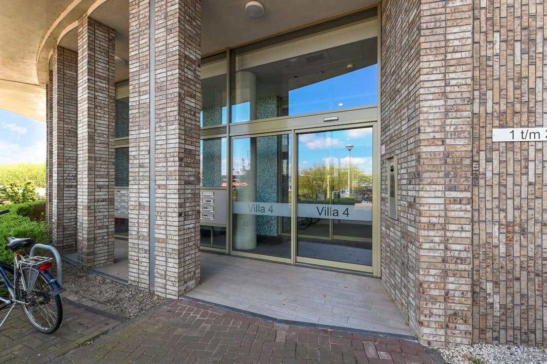 Spacious 3-Room Apartment with Large Sunny Balcony and Panoramic Views — 27