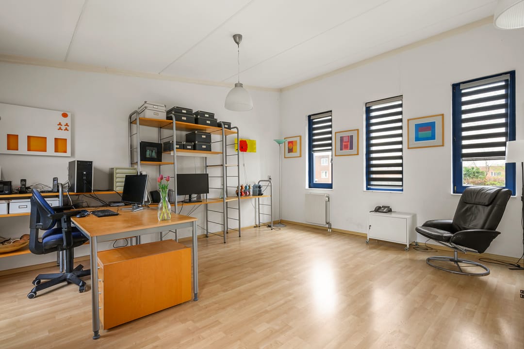 Unique Dual-Structure Home with Live-Work Potential in Zenderpark — 31