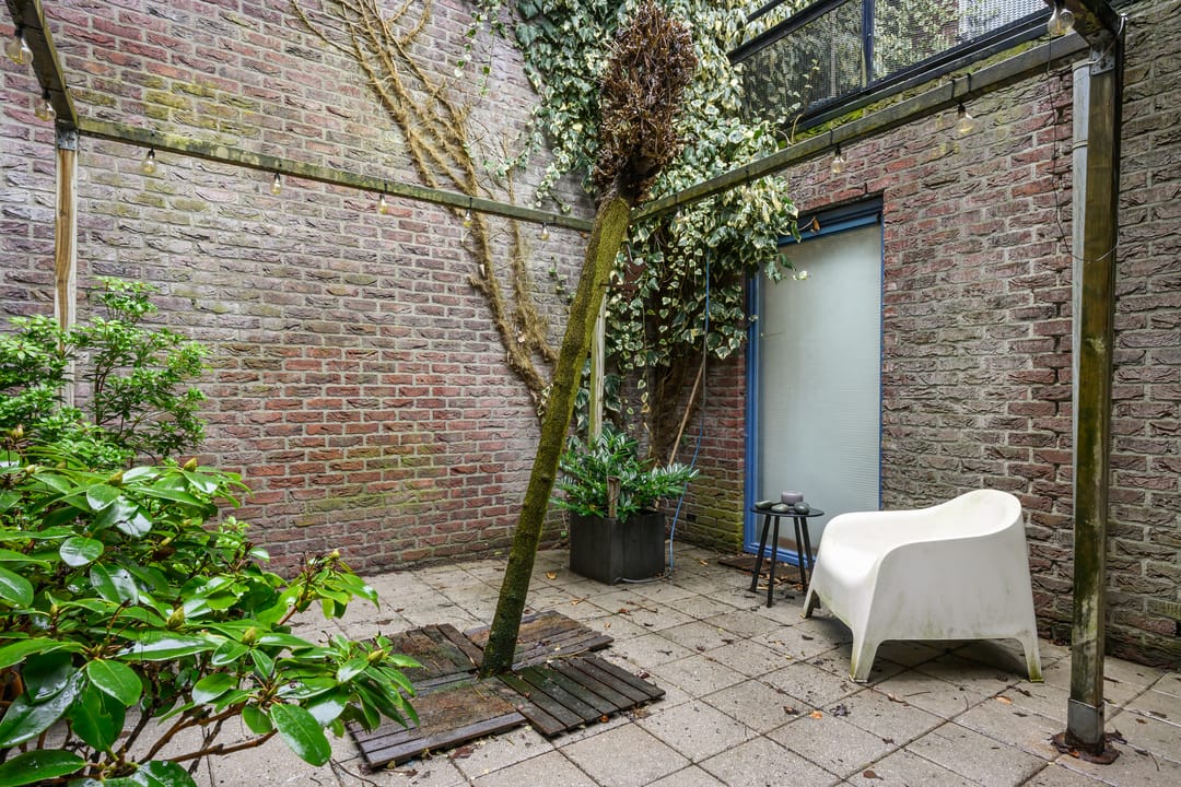 Unique Dual-Structure Home with Live-Work Potential in Zenderpark — 26