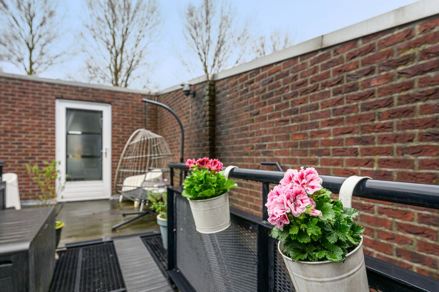 Unique Dual-Structure Home with Live-Work Potential in Zenderpark — 25
