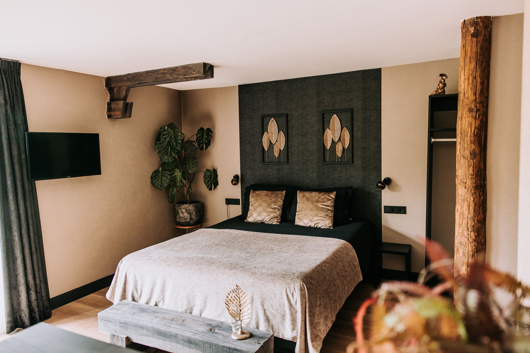Luxury Boutique B&B with Renovation Farmhouse and Wellness Garden — 36