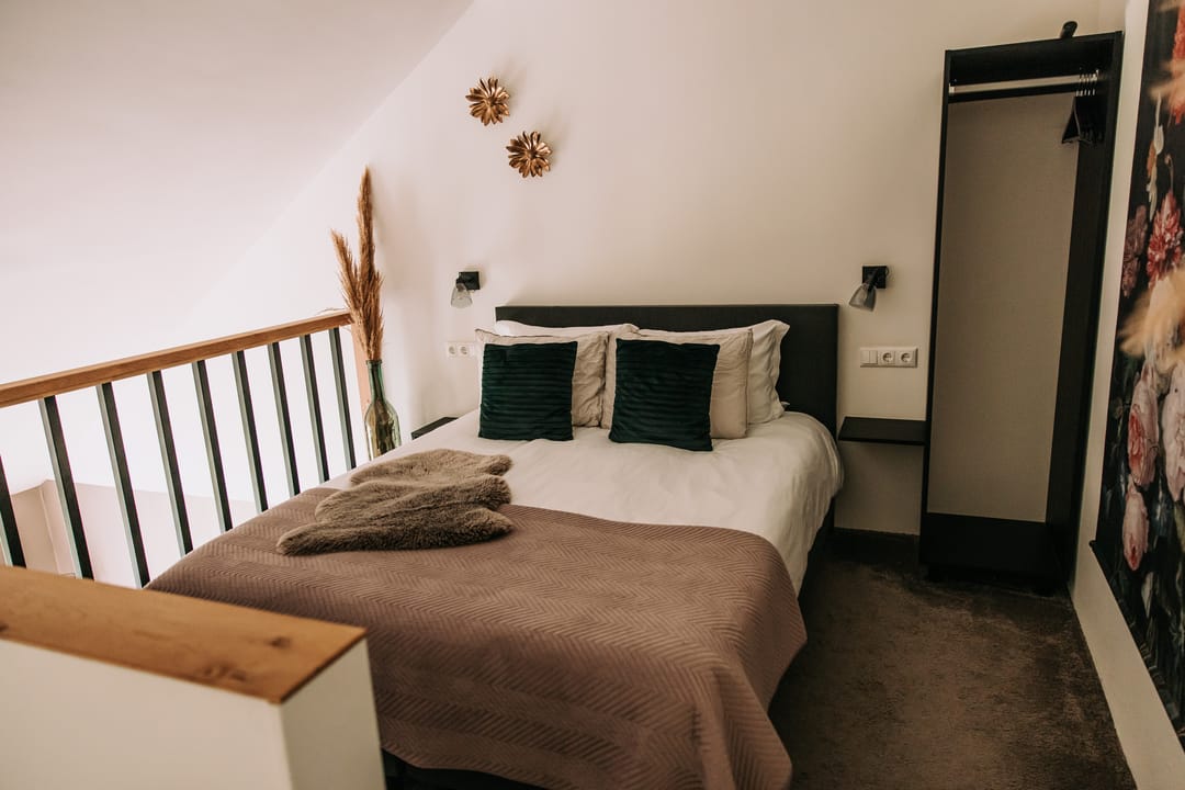 Luxury Boutique B&B with Renovation Farmhouse and Wellness Garden — 17