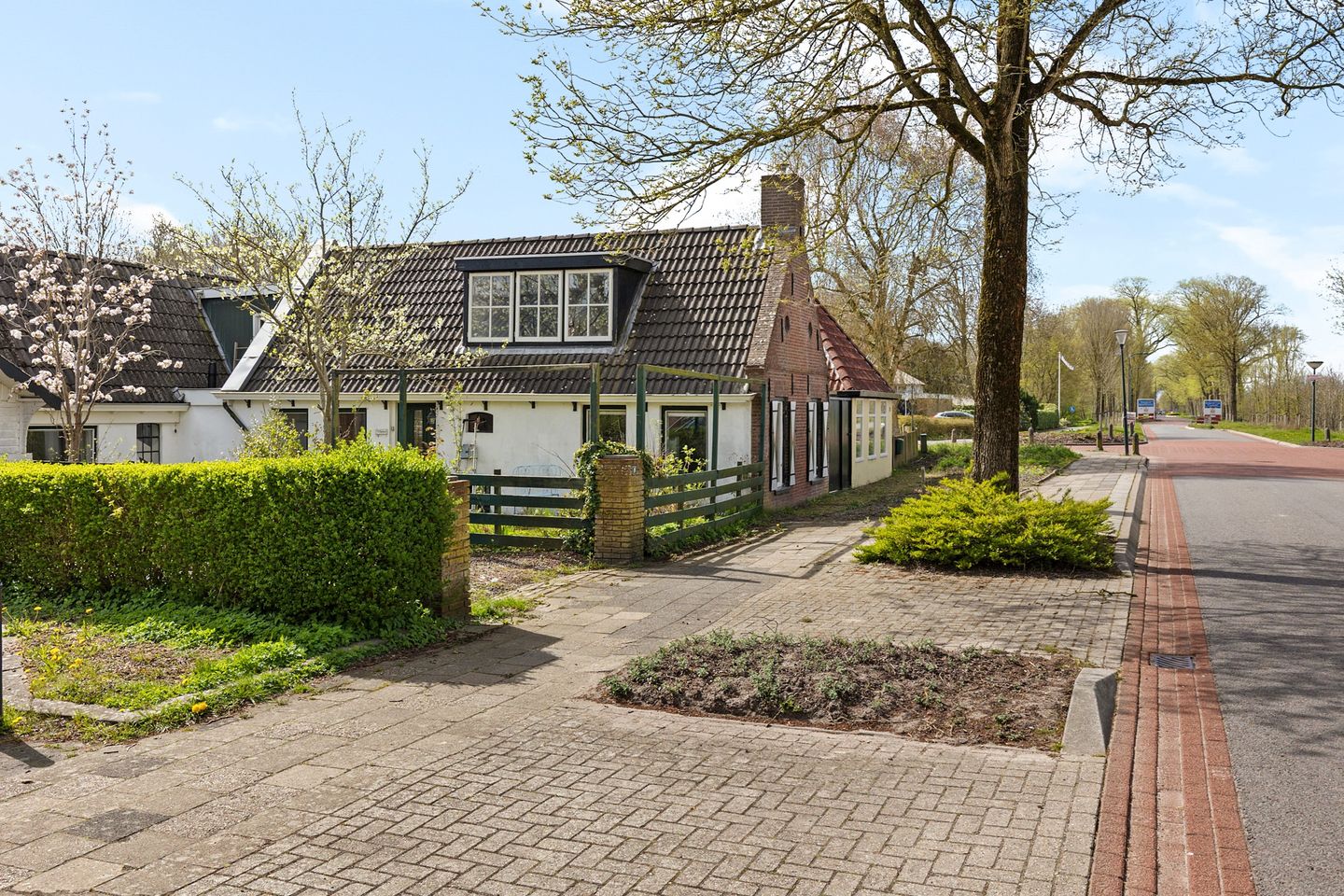 Foto 40 van JH van Aismawei 16