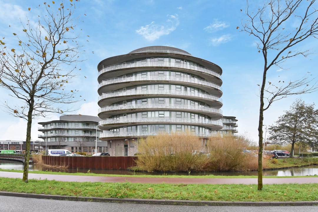 Spacious 3-Room Apartment with Large Sunny Balcony and Panoramic Views — 36