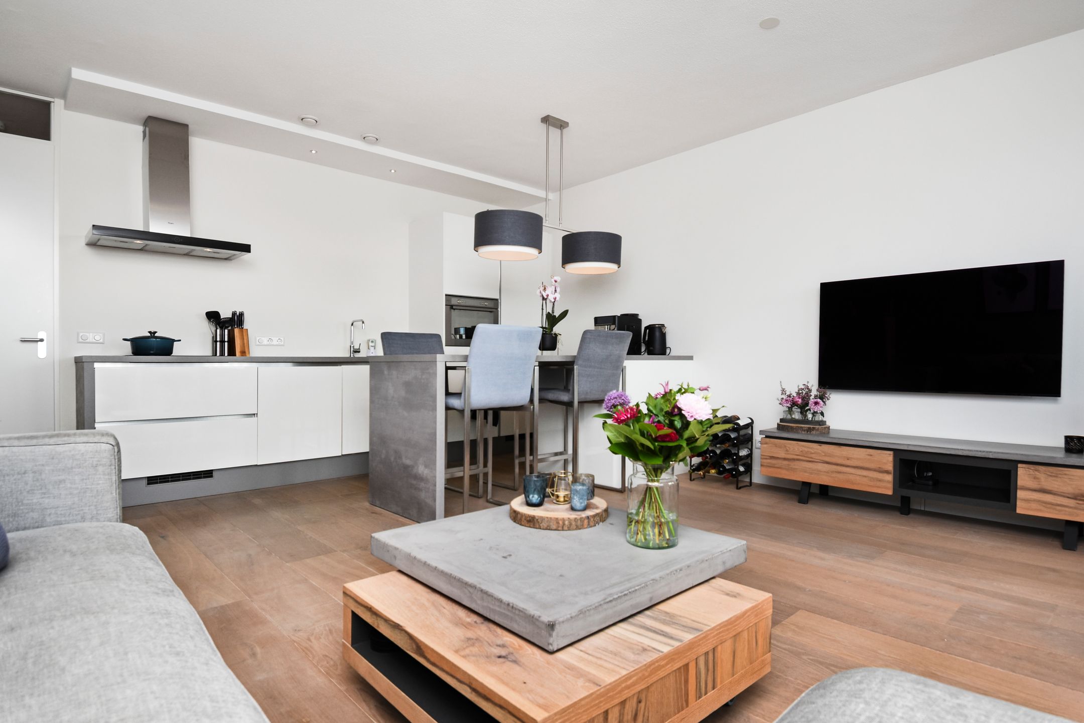 Foto 12 van Vrouw Avenweg 16-A