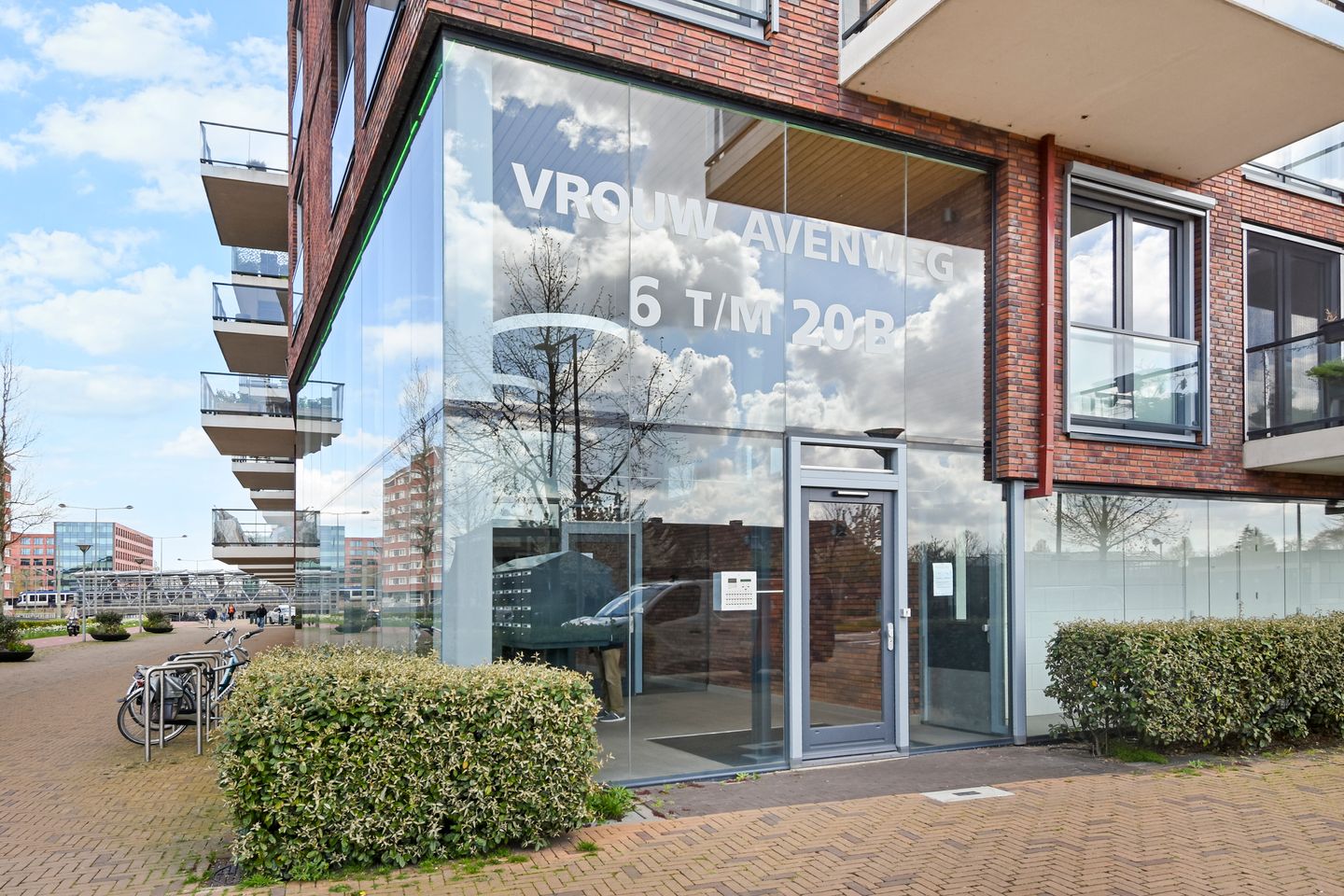 Foto 40 van Vrouw Avenweg 16-A