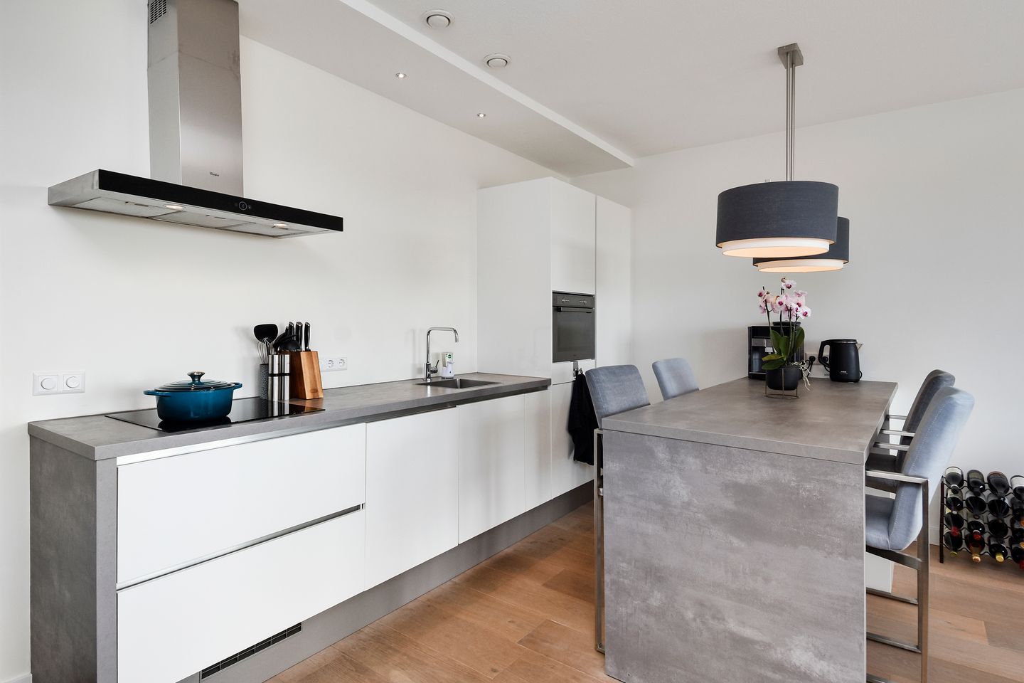 Foto 14 van Vrouw Avenweg 16-A