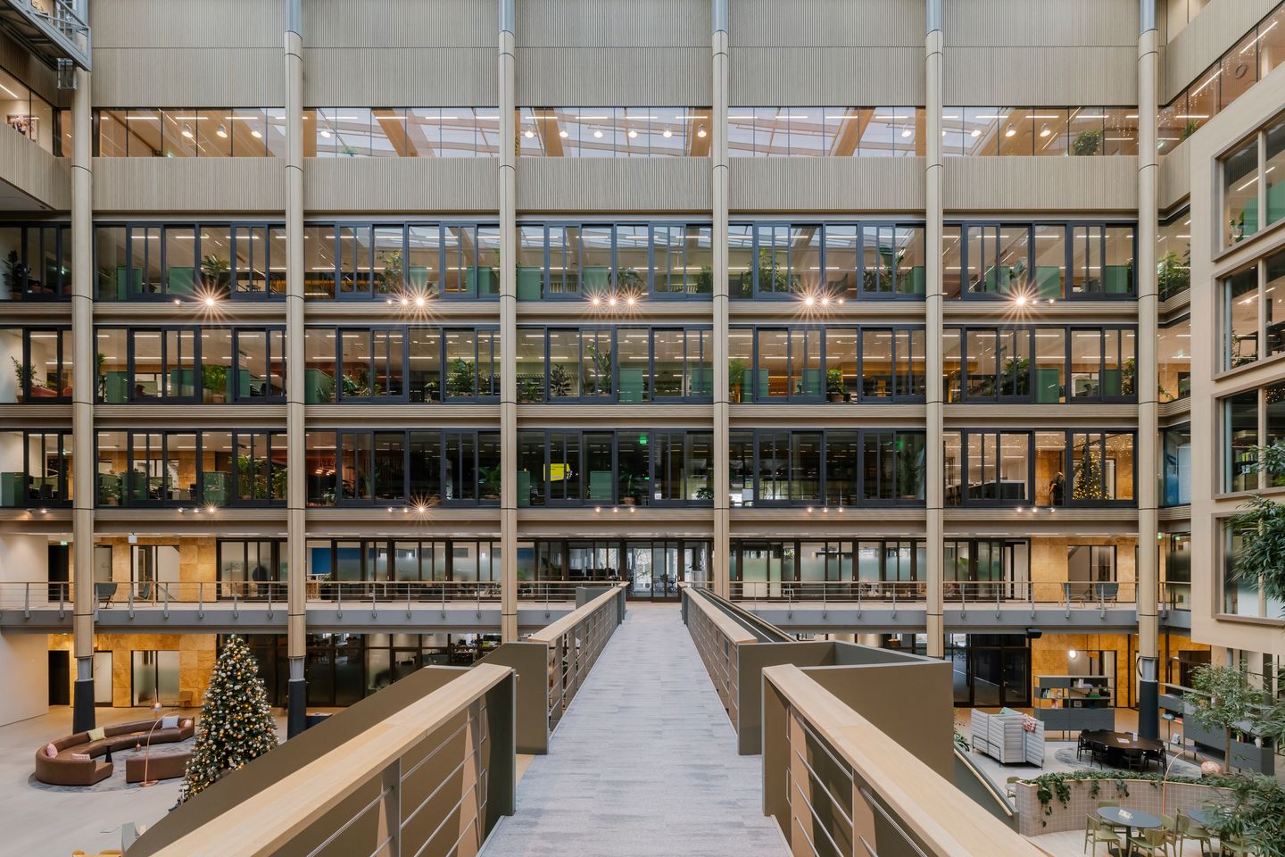 Bekijk foto 3 van Fred. Roeskestraat 100