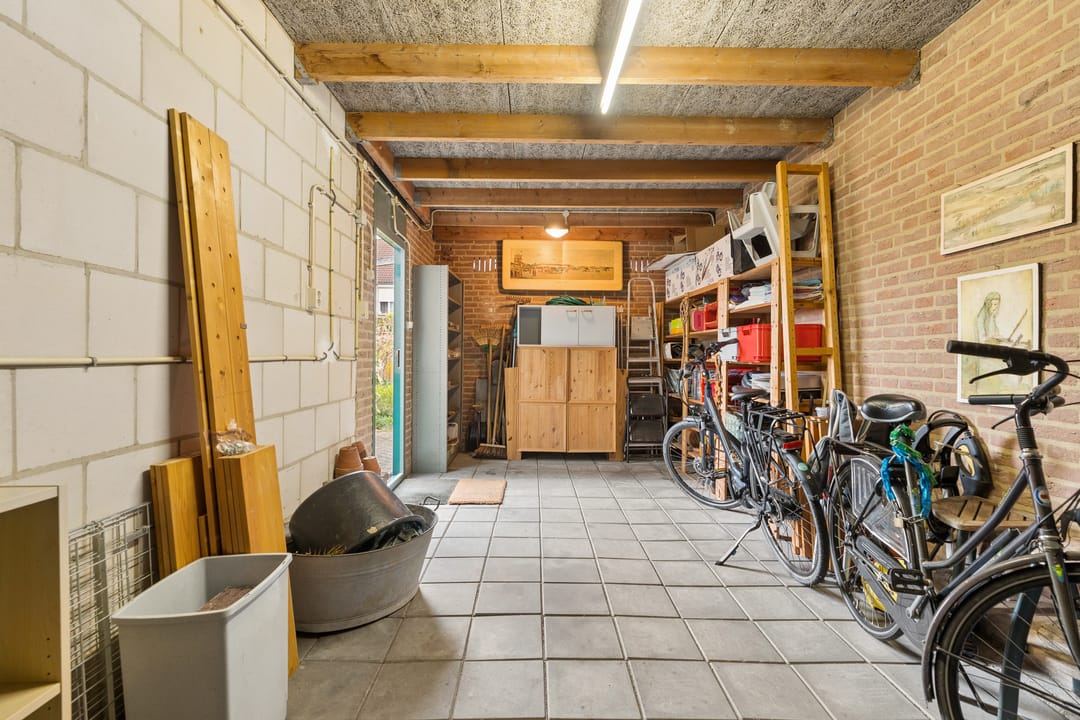 Spacious Corner House with Garage and Rooftop Terrace in Quiet Family Neighborhood — 37