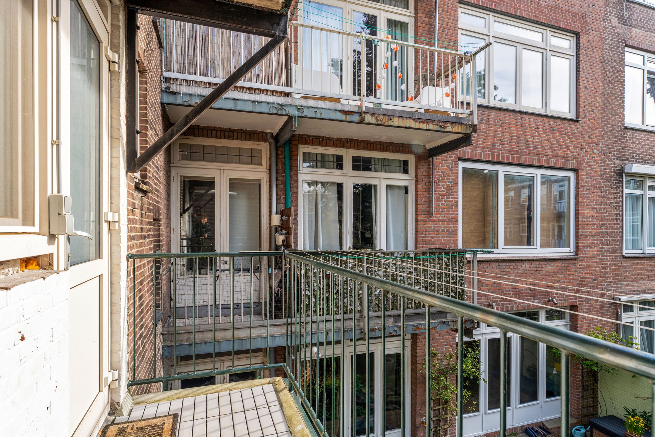 Light apartment with balcony in popular Blijdorp neighborhood — 18