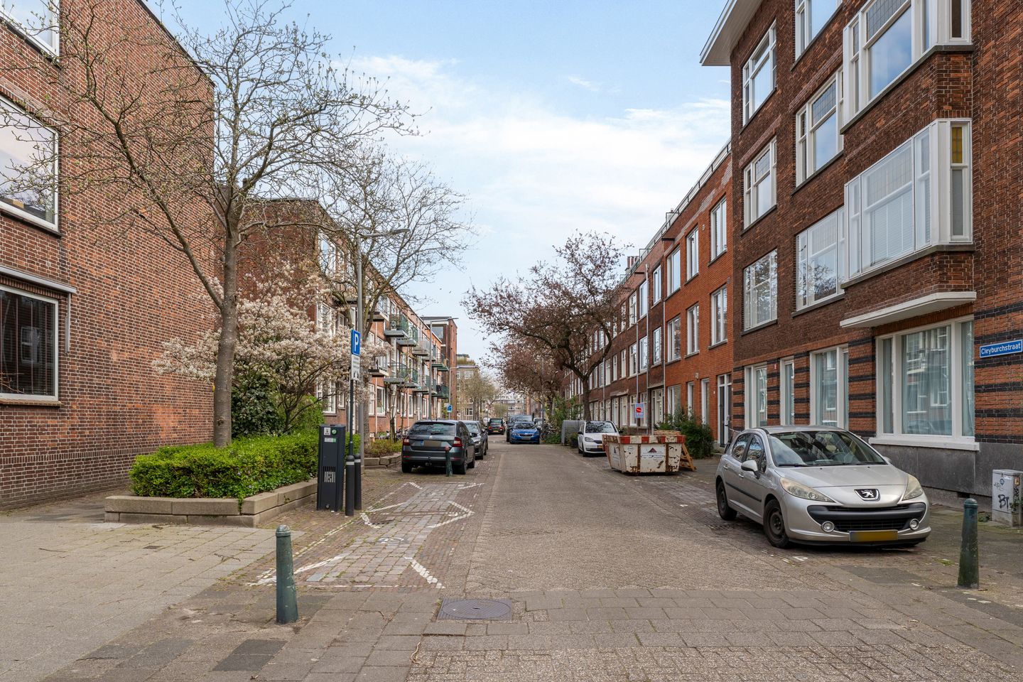 Light apartment with balcony in popular Blijdorp neighborhood — 19