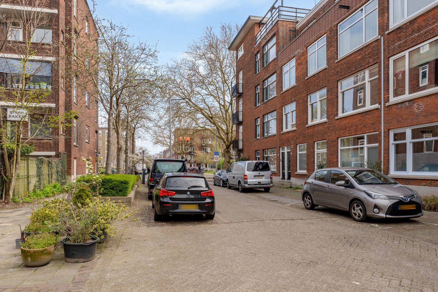 Light apartment with balcony in popular Blijdorp neighborhood — 20