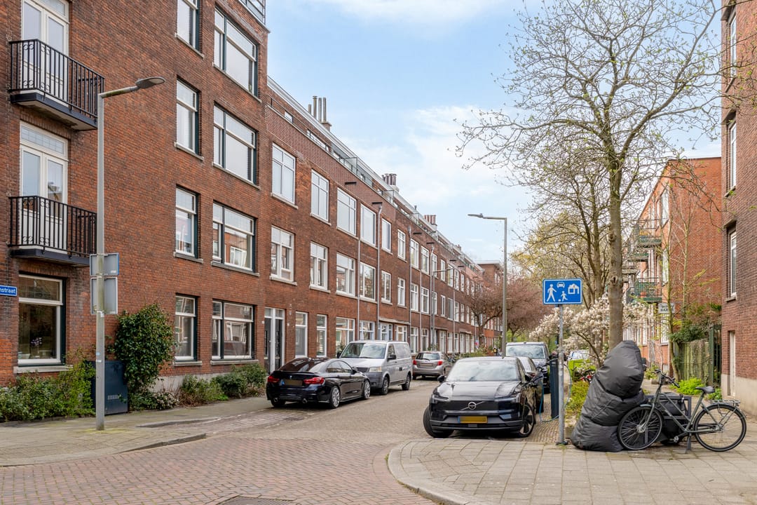 Light apartment with balcony in popular Blijdorp neighborhood — 23