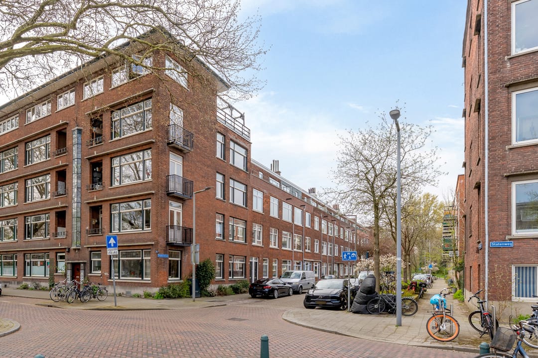 Light apartment with balcony in popular Blijdorp neighborhood — 22