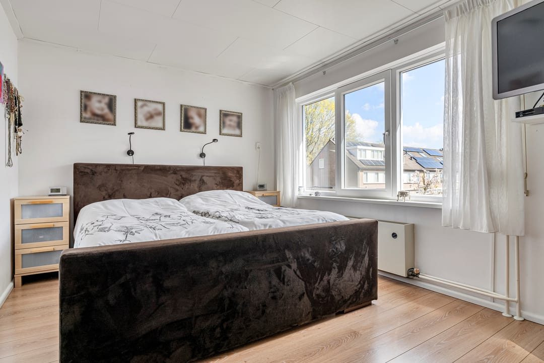 Spacious Family Home with Four Bedrooms and Sunny Garden in Oisterwijk — 13