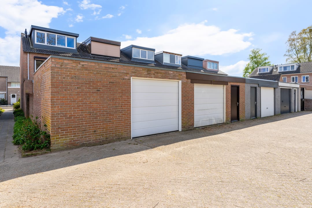 Spacious Family Home with Four Bedrooms and Sunny Garden in Oisterwijk — 28