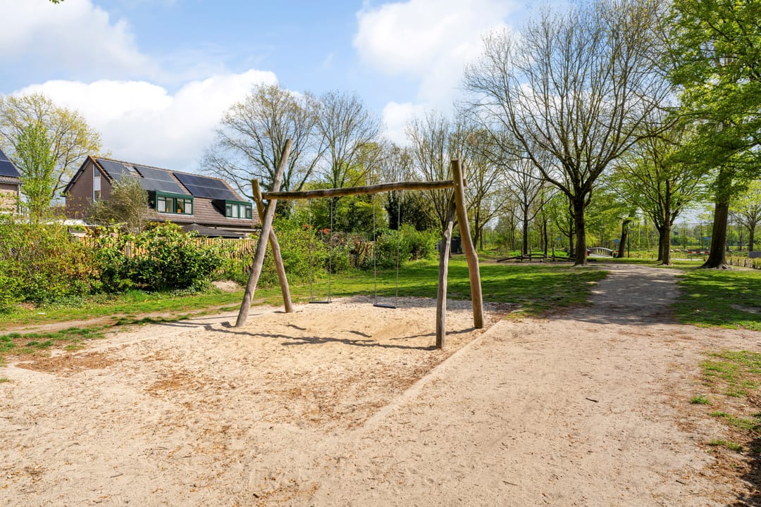 Spacious Family Home with Four Bedrooms and Sunny Garden in Oisterwijk — 32