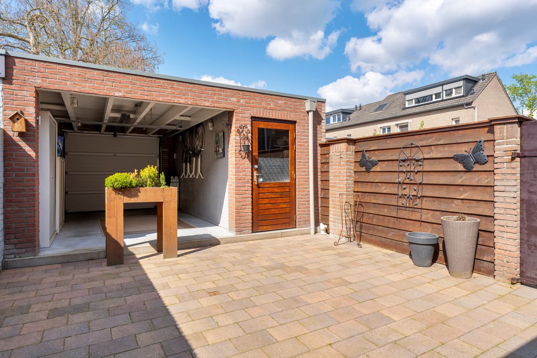 Spacious Family Home with Four Bedrooms and Sunny Garden in Oisterwijk — 26