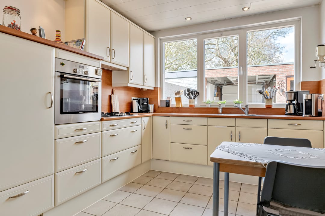 Spacious Family Home with Four Bedrooms and Sunny Garden in Oisterwijk — 8