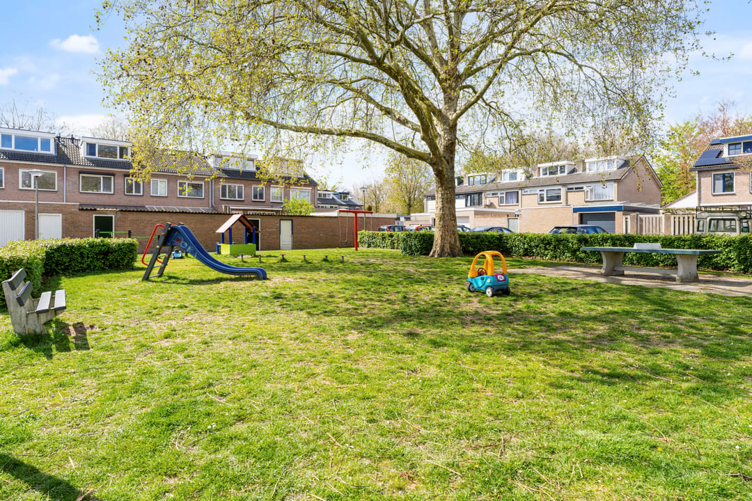 Spacious Family Home with Four Bedrooms and Sunny Garden in Oisterwijk — 31