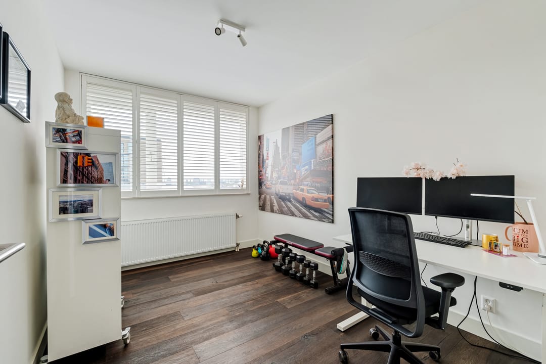Light corner apartment with water views on Java-eiland — 17