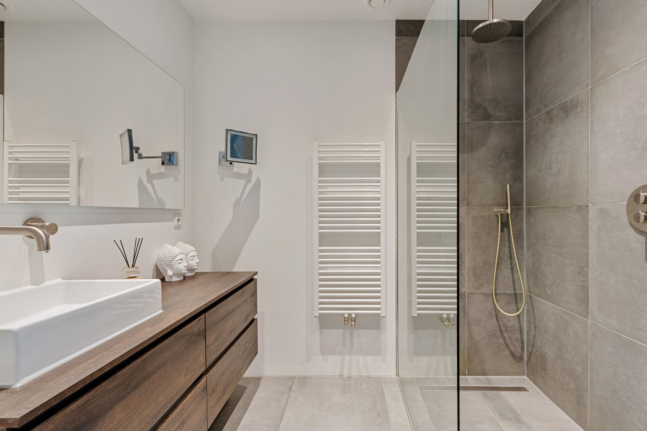 Light corner apartment with water views on Java-eiland — 15