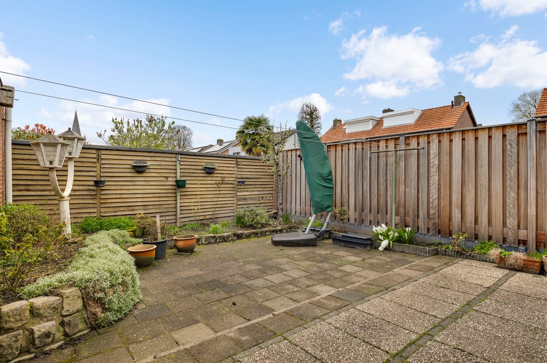 Semi-detached house with extension, garage and plenty of possibilities in Nederweert — 22