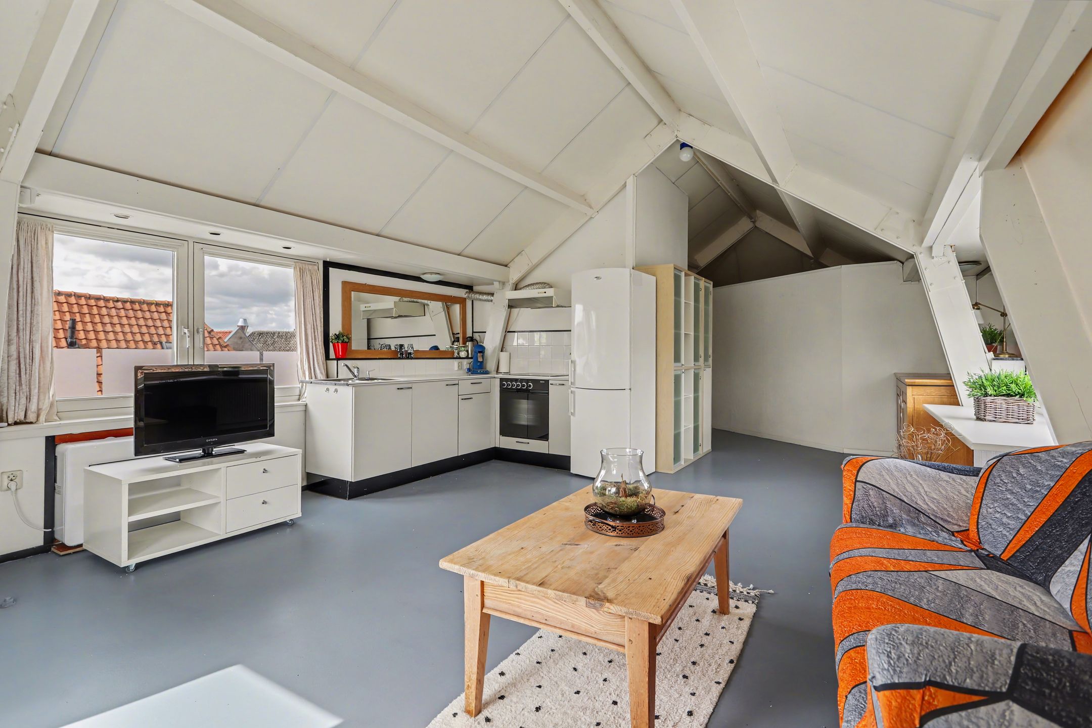 Unique Top-Floor Apartment with River Views in Zaltbommel City Center — 9