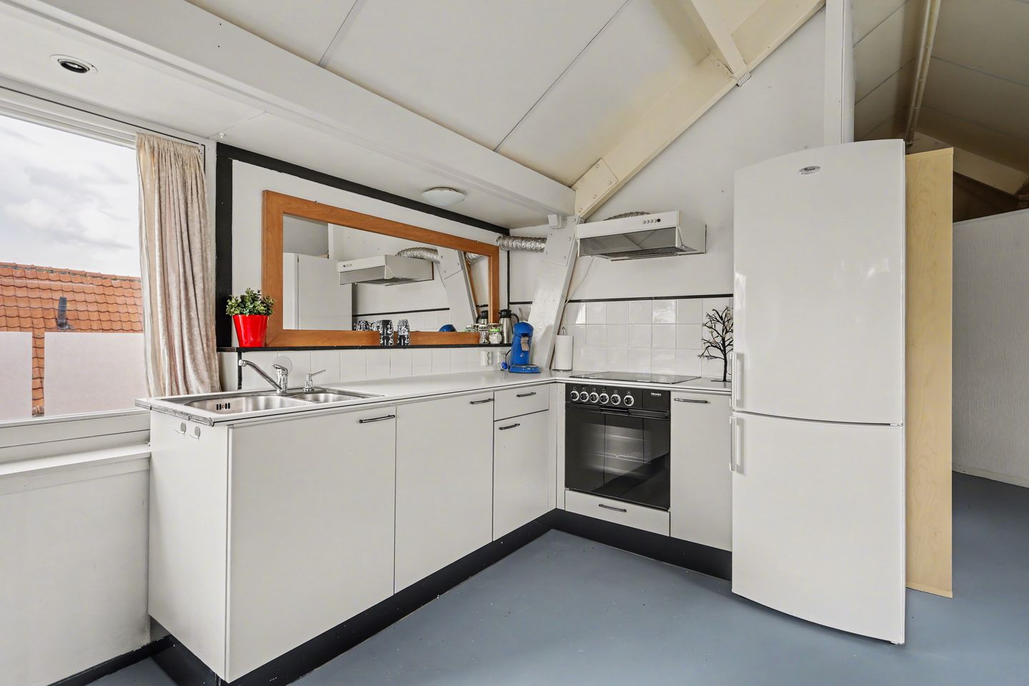 Unique Top-Floor Apartment with River Views in Zaltbommel City Center — 10