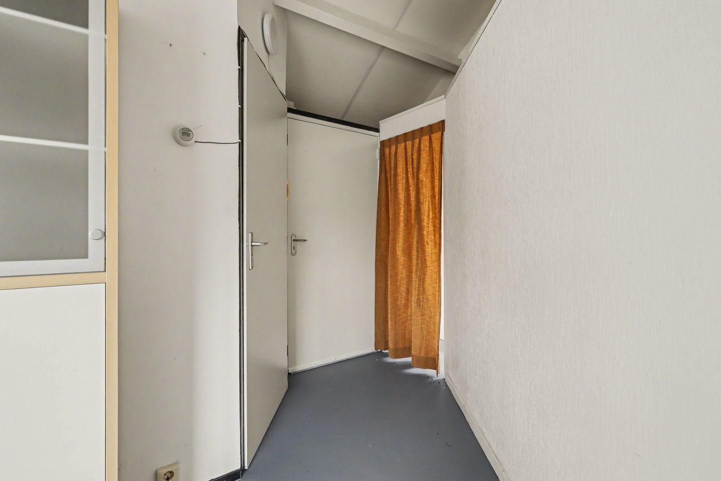 Unique Top-Floor Apartment with River Views in Zaltbommel City Center — 14