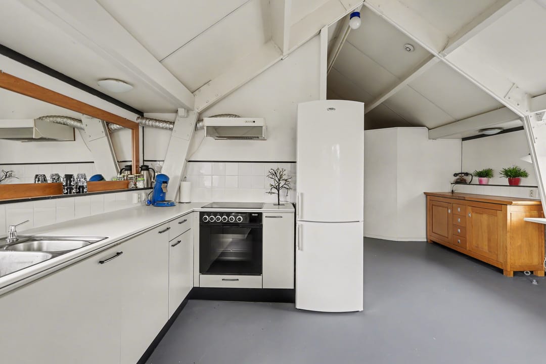 Unique Top-Floor Apartment with River Views in Zaltbommel City Center — 11