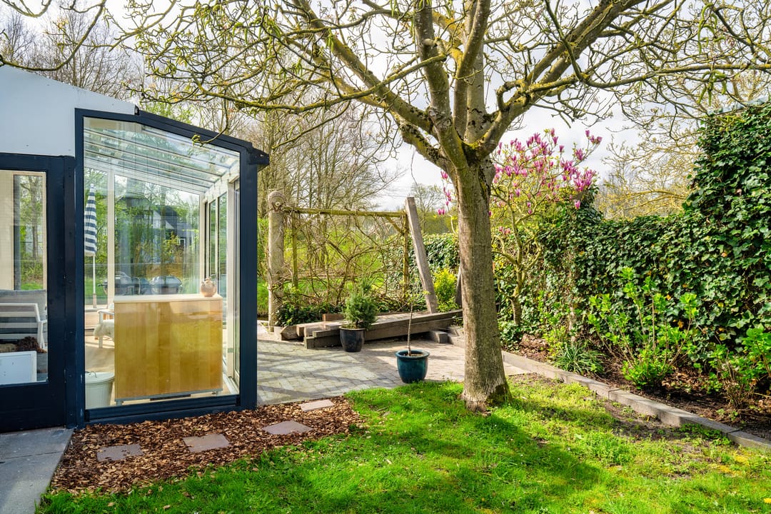 Architectural Waterfront Home with Glass Orangerie in Engelen — 32