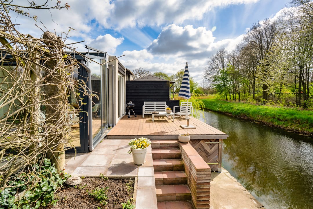 Architectural Waterfront Home with Glass Orangerie in Engelen — 37
