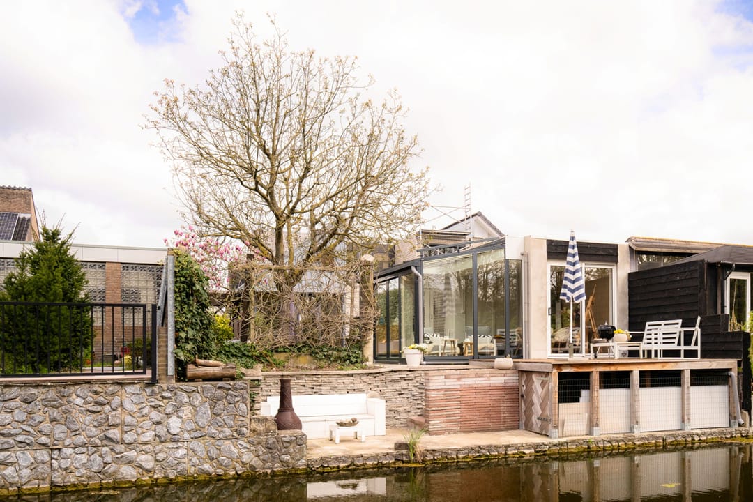 Architectural Waterfront Home with Glass Orangerie in Engelen — 43