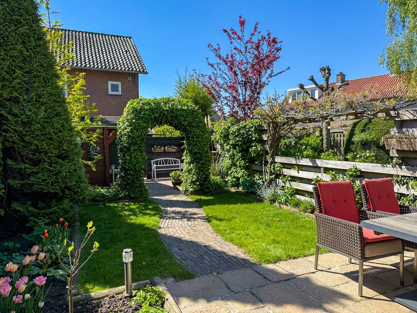 Spacious Family Home with Sunny Southwest Garden in Badhoevedorp — 30
