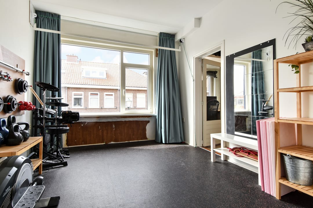 Spacious 8-room family home with flexible living options in Oud Loosduinen — 37